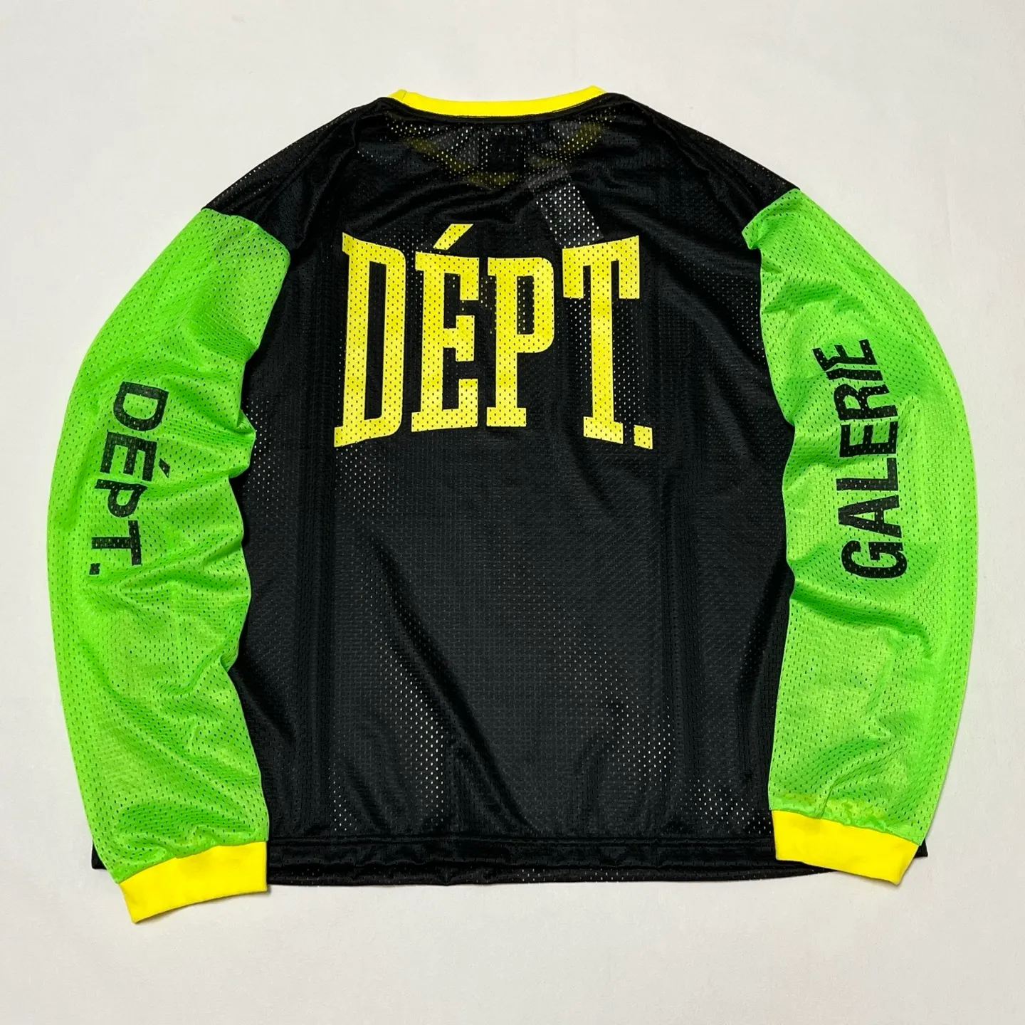 GALLERY DEPT. SPORT ELEGANT L/S BLK/GRN/YLW DEPT. Mesh color-blocked long-sleeved jersey. Black S-XL mesh item is a must-have for every fashionista. Soft, breathable and comfortable to wear alone. Layered to match the fashion pioneer. Original dyed mesh fabric. No color difference. Original printing process. Durable after washing and does not fall off. Original consistent main label/hangtag/composition and water label.